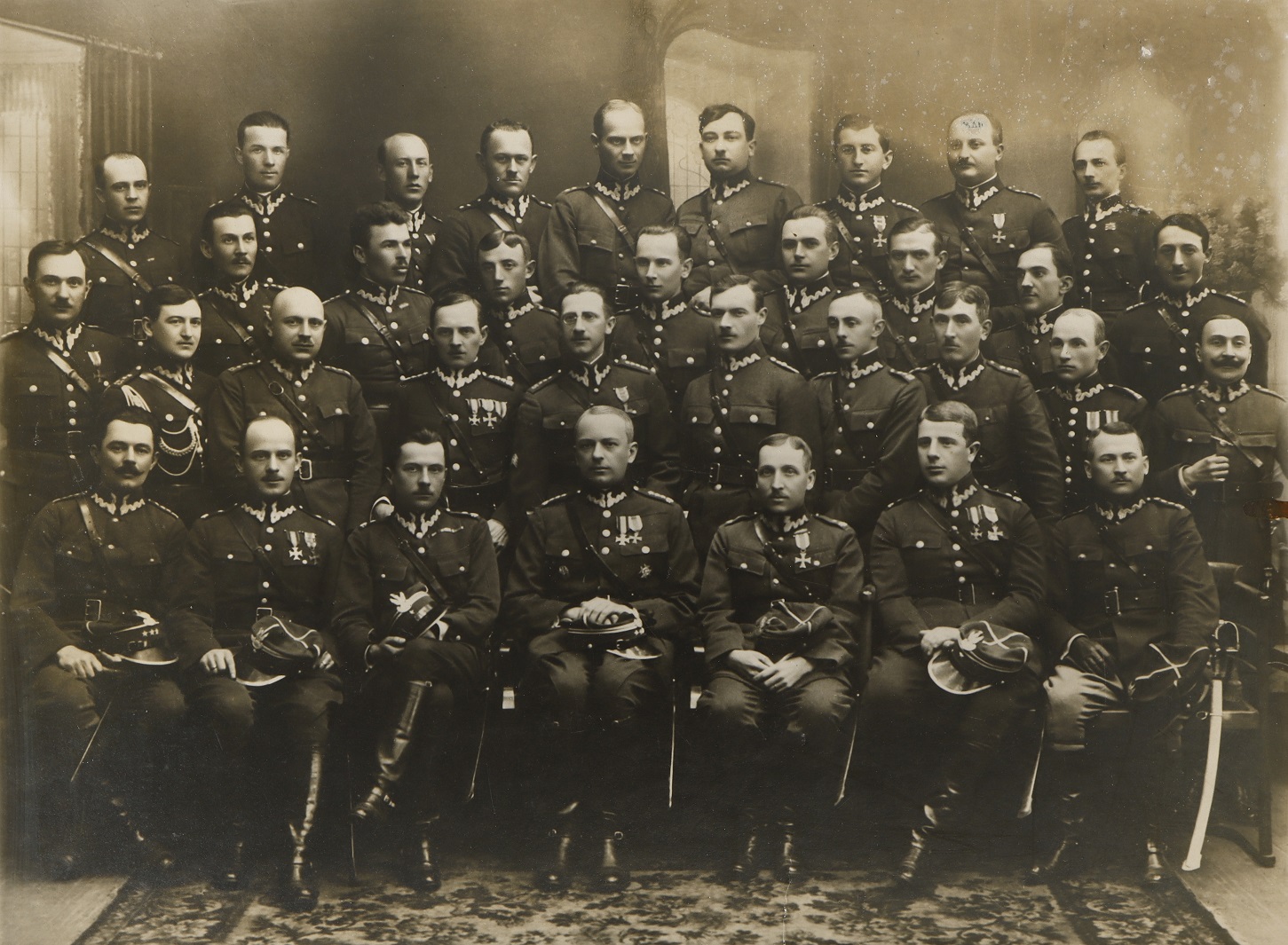 Fotografia oficerów 25 pułku piechoty w Piotrkowie Tryb., okres międzywojenny - Spuścizna Wacławy Juszkiewicz-Kamieńskiej